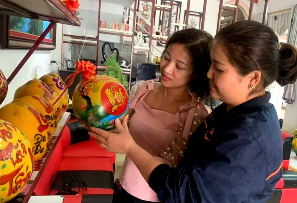 Thầy giáo 8X “gây sốt” bằng vẽ thư pháp trên mâm ngũ quả ngày Tết - 13 Thầy giáo 8X “gây sốt” bằng vẽ thư pháp trên mâm ngũ quả ngày Tết - 13