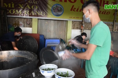 Quán "phở gánh": Bánh phở "khổng lồ", cân từng hoa thịt bò, ngày hết 300 tô