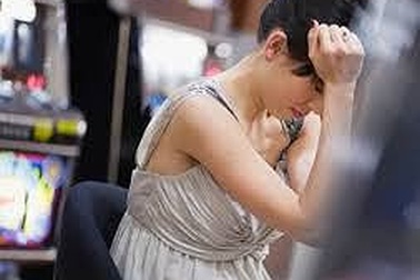 Gái xinh nức nở ôm bầu vì người tình giàu có "biến mất"