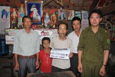 Trao hơn 42 triệu đồng đến hoàn cảnh cụ Đinh Nho Mẫu