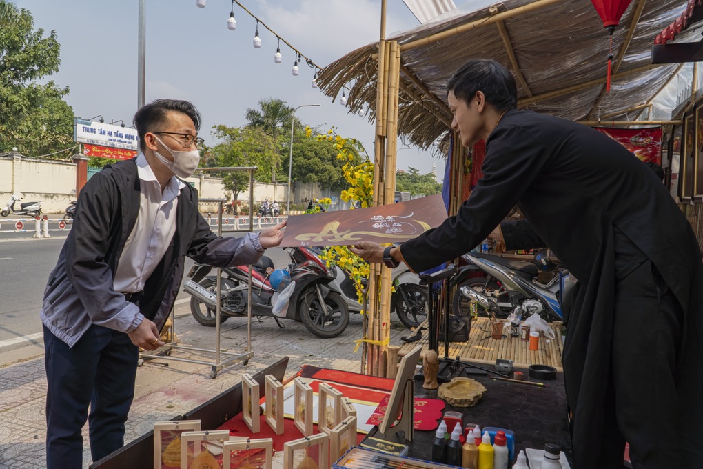 Ông đồ 4.0 chuẩn bị hàng trăm bức thư pháp cho Tết - 8 Ông đồ 4.0 chuẩn bị hàng trăm bức thư pháp cho Tết - 8