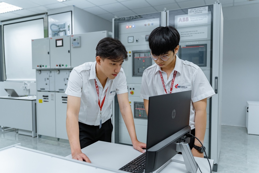 Đại học Công nghiệp TPHCM đầu tư phòng thí nghiệm trọng điểm Smart Grids của ABB - 3 Đại học Công nghiệp TPHCM đầu tư phòng thí nghiệm trọng điểm Smart Grids của ABB - 3