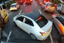 Tài xế xử lý đầy khó hiểu trên cao tốc khi đang tắc đường