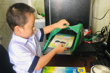 Người mẹ cắn rứt, buộc phải cho con học thêm trước khi vào lớp 1