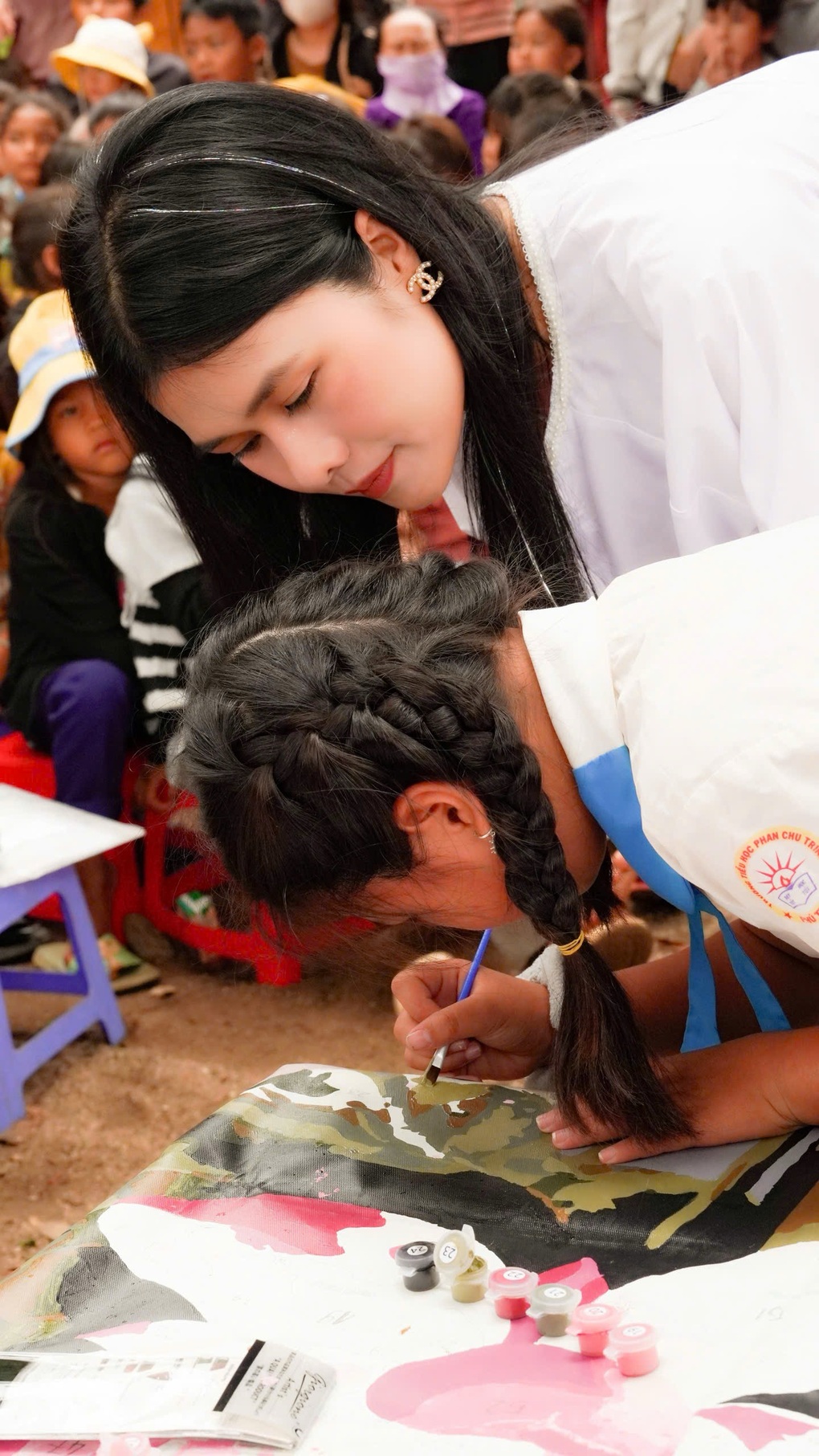 Ca sĩ Phúc Anh mang âm nhạc đến làng phong - 1 Ca sĩ Phúc Anh mang âm nhạc đến làng phong - 1
