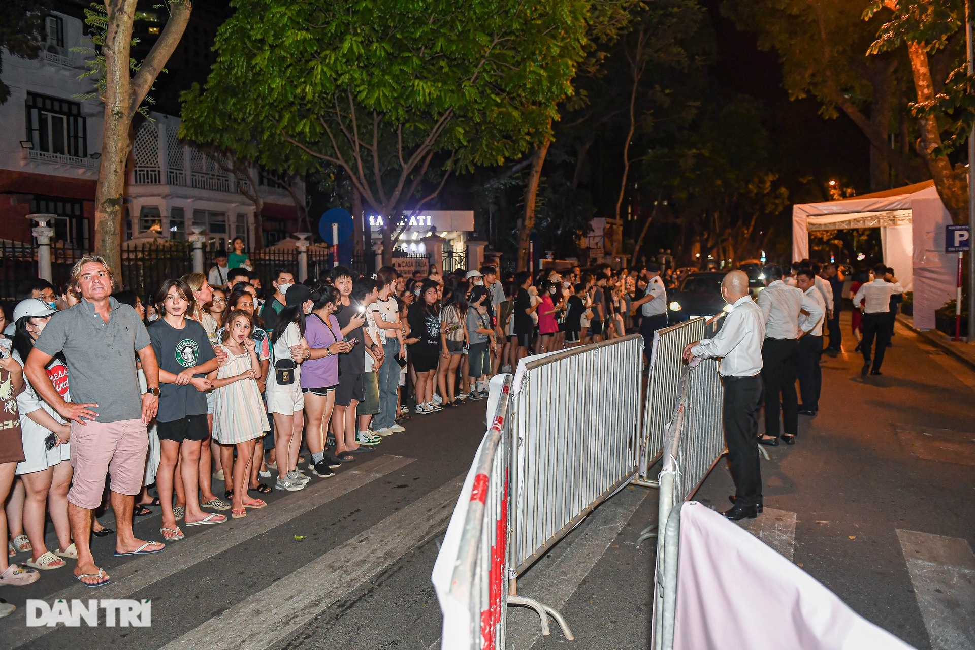 Fan quây kín khách sạn sang trọng được cho là nơi Blackpink lưu trú - 4 Fan quây kín khách sạn sang trọng được cho là nơi Blackpink lưu trú - 4