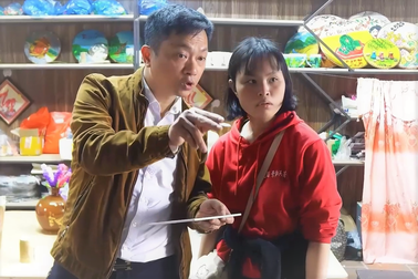 Chàng trai "nghiện" làm từ thiện, mê xóa nhà dột nát cho người nghèo