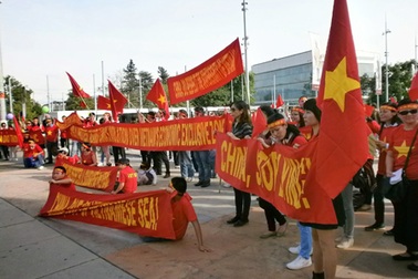 Người Việt tại Thụy Sĩ xuống đường phản đối Trung Quốc vụ “giàn khoan”