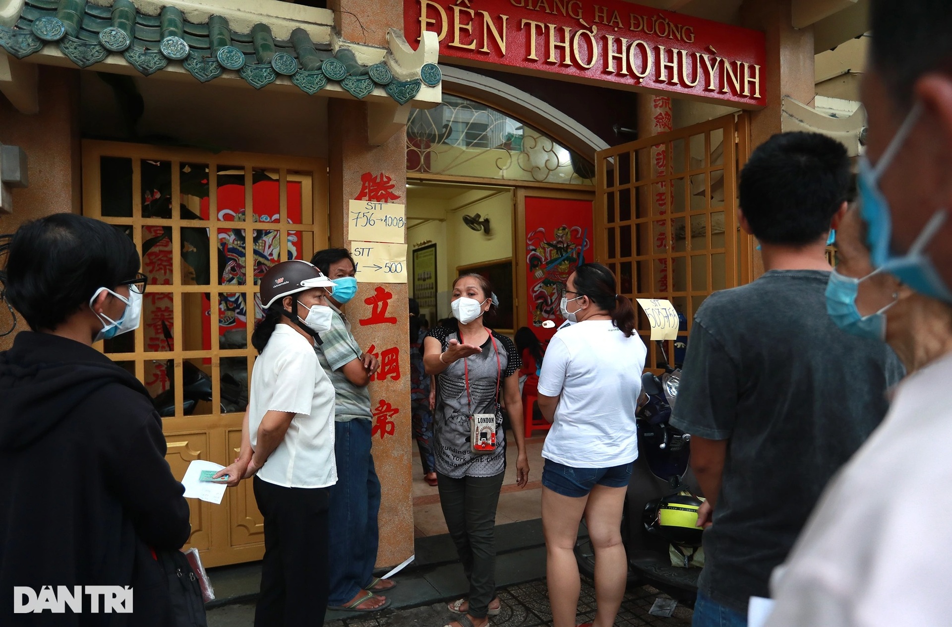 Người dân TPHCM xếp hàng dài nhận gói hỗ trợ Covid-19 đợt 3 - 5 Người dân TPHCM xếp hàng dài nhận gói hỗ trợ Covid-19 đợt 3 - 5