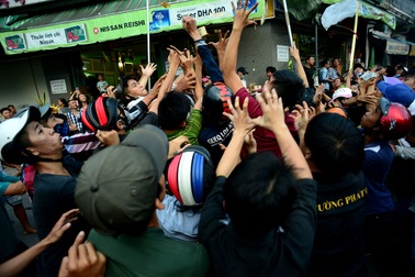 Cả tuyến phố tê liệt vì đội quân "cướp" tiền cúng cô hồn