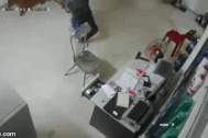 Cận cảnh nhân viên cây xăng quật ngã tên cướp có dao