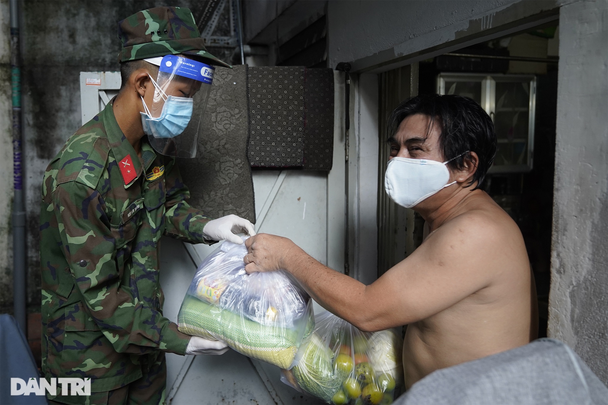 Dịch bệnh nguy hiểm, hẻm nhỏ chằng chịt không làm nản chí bộ đội giúp dân - 9 Dịch bệnh nguy hiểm, hẻm nhỏ chằng chịt không làm nản chí bộ đội giúp dân - 9