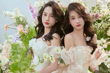 Hình ảnh mẹ hơn con 17 tuổi khiến cộng đồng mạng ngỡ chị em sinh đôi