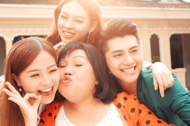 NSND Ngọc Giàu gây sốt với hình ảnh “bà mẹ xì tin” của Noo Phước Thịnh