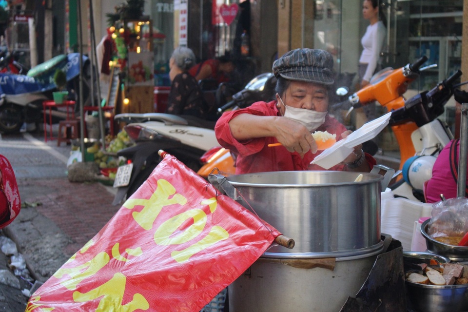 Kỳ lạ món ăn độn nhà nghèo thời bao cấp, thành đặc sản “xếp hàng” ở Hà Nội - 4