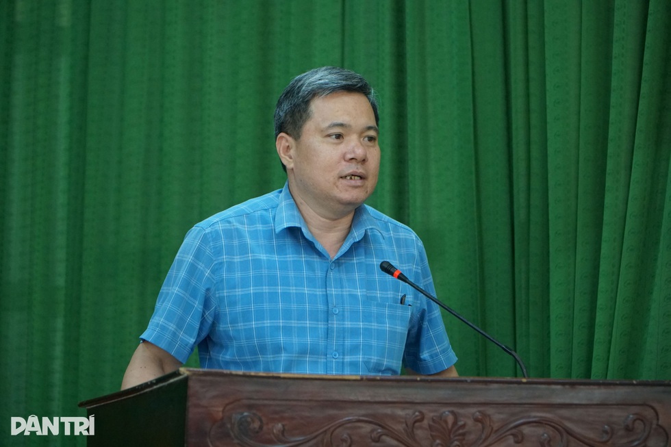 Người phụ nữ khiếm thị mất nhà sau bão vui mừng nhận quà từ bạn đọc Dân trí - 6 Người phụ nữ khiếm thị mất nhà sau bão vui mừng nhận quà từ bạn đọc Dân trí - 6