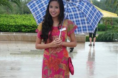 Người đẹp HHTG đội mưa thăm Nam Sơn Tự