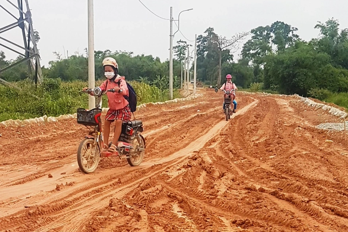 Gần 2 km đường nhão nhoét sau 2 năm thi công kiểu... rùa bò - 3 Gần 2 km đường nhão nhoét sau 2 năm thi công kiểu... rùa bò - 3