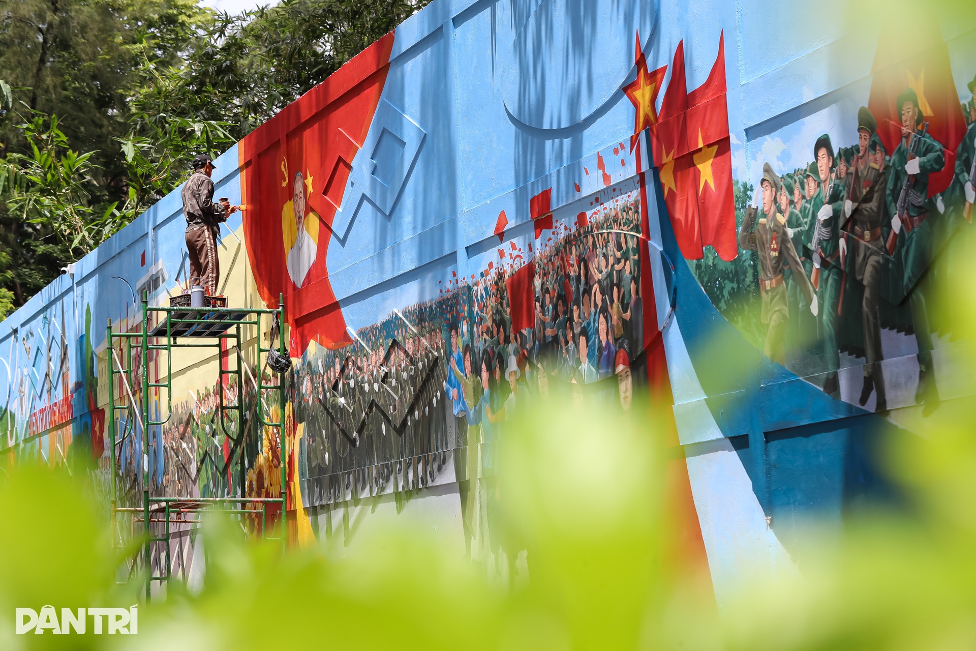 Chiêm ngưỡng bức tranh bích hoạ dài 300m trên đường phố TPHCM - 3 Chiêm ngưỡng bức tranh bích hoạ dài 300m trên đường phố TPHCM - 3