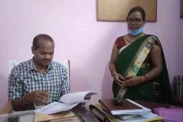 Bí ẩn xung quanh một giáo viên Ấn Độ dạy cùng lúc 25 trường công