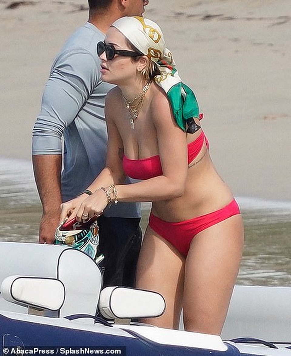 Rita Ora gợi cảm khoe dáng trong kỳ nghỉ giáng sinh - 7 Rita Ora gợi cảm khoe dáng trong kỳ nghỉ giáng sinh - 7