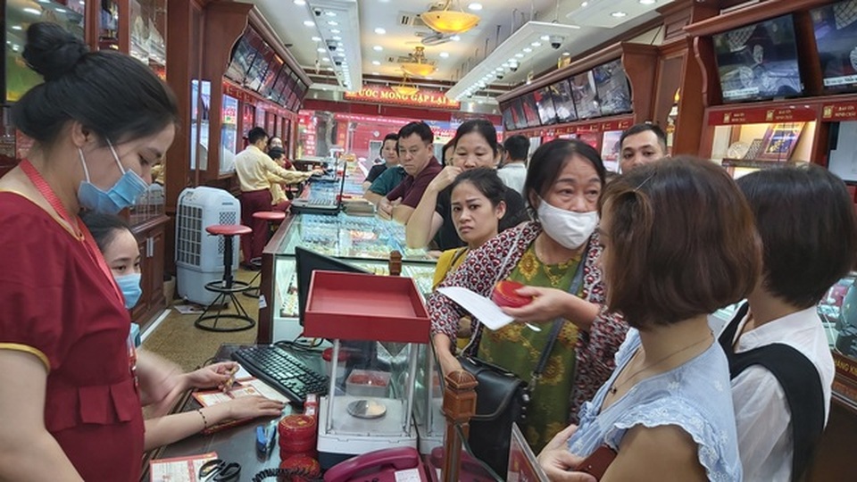 Nhà đầu tư hoảng loạn bán tháo, giá vàng lao dốc - 1 Nhà đầu tư hoảng loạn bán tháo, giá vàng lao dốc - 1