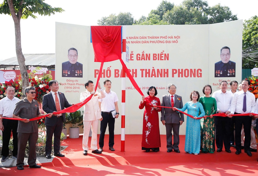 Bộ trưởng Công an, Bí thư Hà Nội gắn biển tên phố Lê Giản, Bạch Thành Phong - 2 Bộ trưởng Công an, Bí thư Hà Nội gắn biển tên phố Lê Giản, Bạch Thành Phong - 2