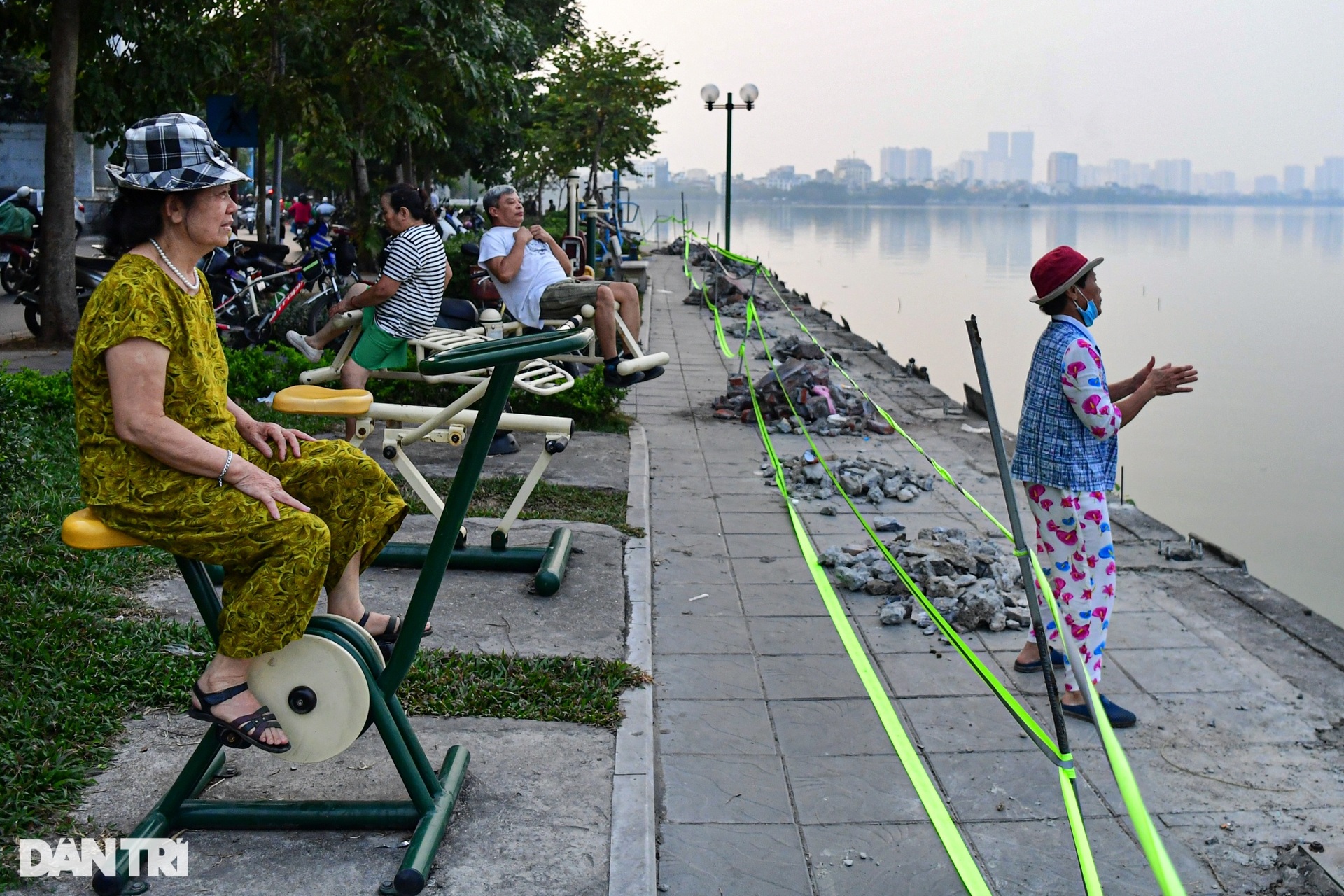 Hà Nội thay mới lan can hồ Tây, góc biểu tượng Khuê Văn Các được giữ nguyên - 7 Hà Nội thay mới lan can hồ Tây, góc biểu tượng Khuê Văn Các được giữ nguyên - 7