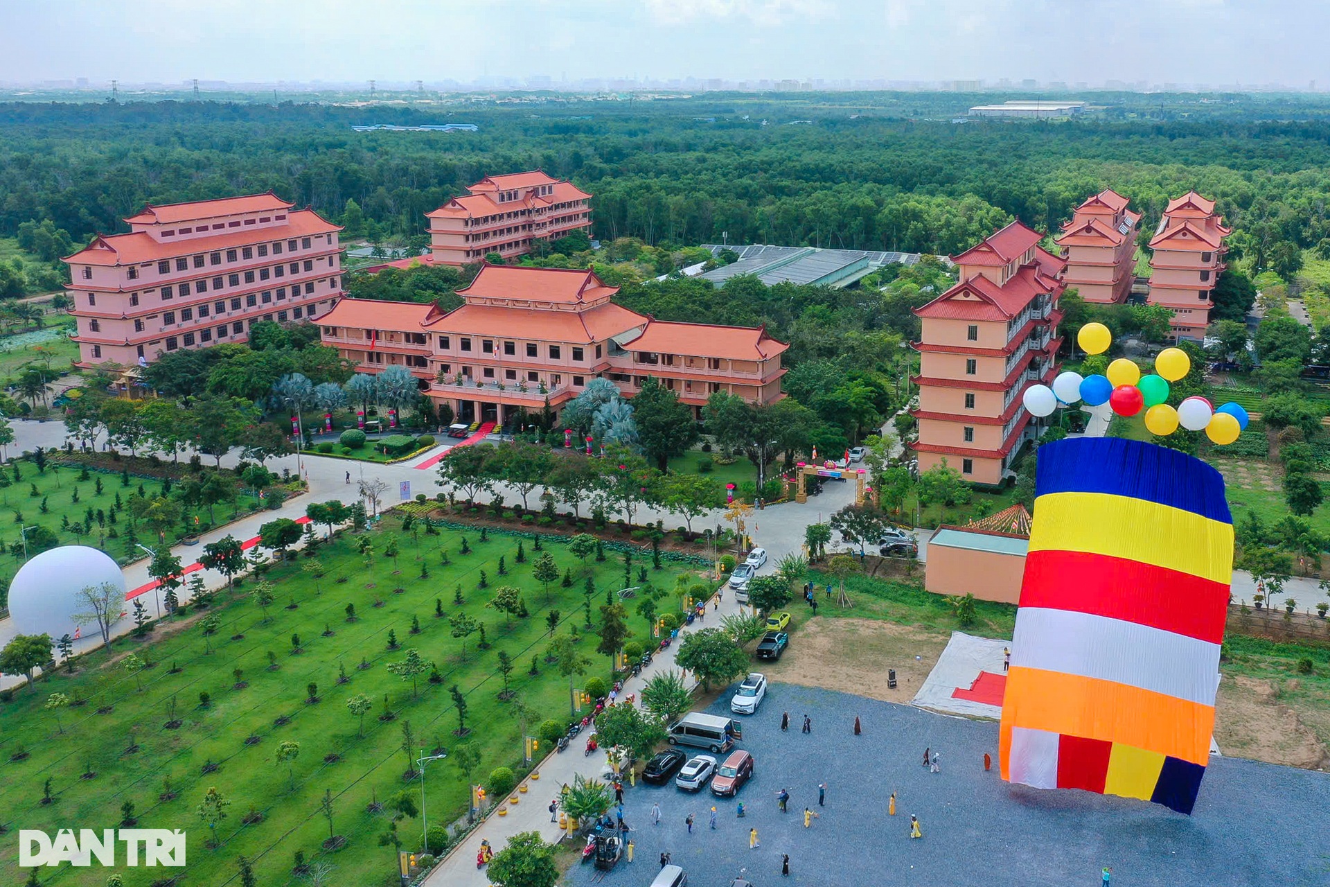 Đại Phật kỳ lớn nhất thế giới tung bay tại Đại lễ Vesak 2025 ở TPHCM - 8 Đại Phật kỳ lớn nhất thế giới tung bay tại Đại lễ Vesak 2025 ở TPHCM - 8
