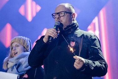 Thị trưởng Ba Lan tử vong sau khi bị tấn công bằng dao giữa sân khấu