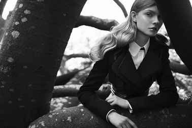 Kamila Filipcikova khoe vẻ lạnh lùng, cá tính