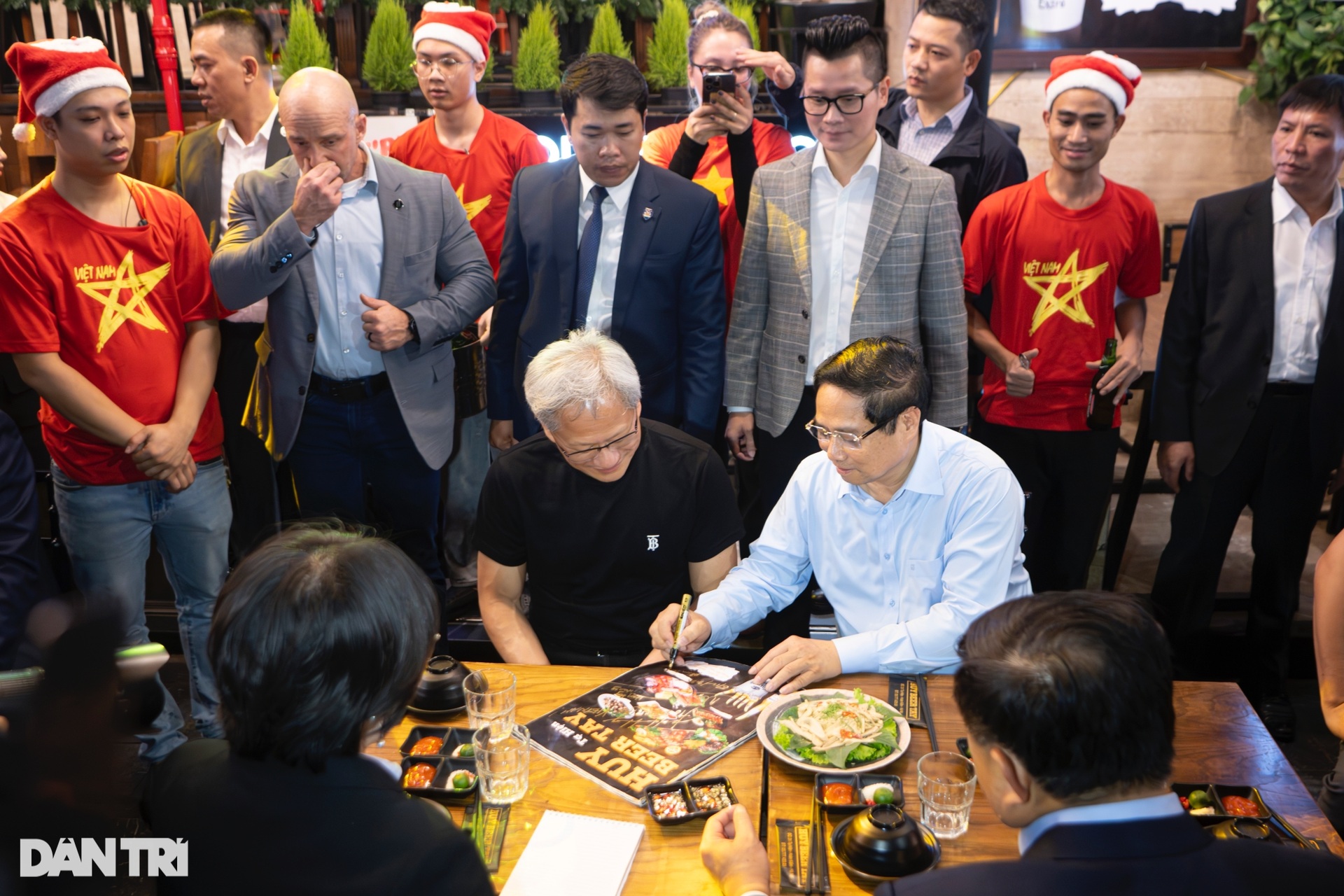 Thủ tướng Phạm Minh Chính và CEO Nvidia thưởng thức bia phố cổ Hà Nội - 7 Thủ tướng Phạm Minh Chính và CEO Nvidia thưởng thức bia phố cổ Hà Nội - 7