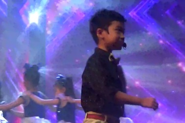 Bé Chí Bách luyện tập ca khúc "Cười lên Việt Nam ơi" trước giờ G