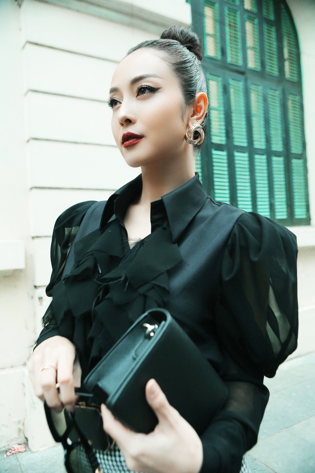Jennifer Phạm khoe nhan sắc không tuổi với các set đồ đen trắng sành điệu - 7 Jennifer Phạm khoe nhan sắc không tuổi với các set đồ đen trắng sành điệu - 7