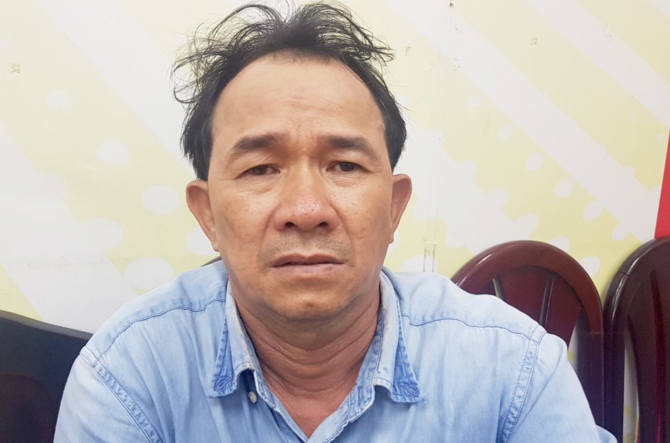 Nữ nhân viên tiệm cắt tóc bị khách dí dao vào bụng để cướp điện thoại - 1 Nữ nhân viên tiệm cắt tóc bị khách dí dao vào bụng để cướp điện thoại - 1