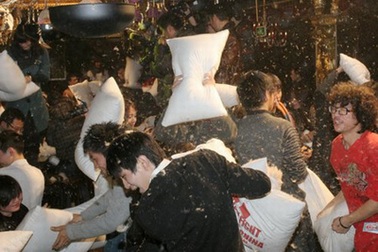 Đập nhau bằng gối để giảm stress