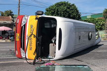 Xe buýt lật nghiêng sau cú va chạm xe container, nhiều người bị thương