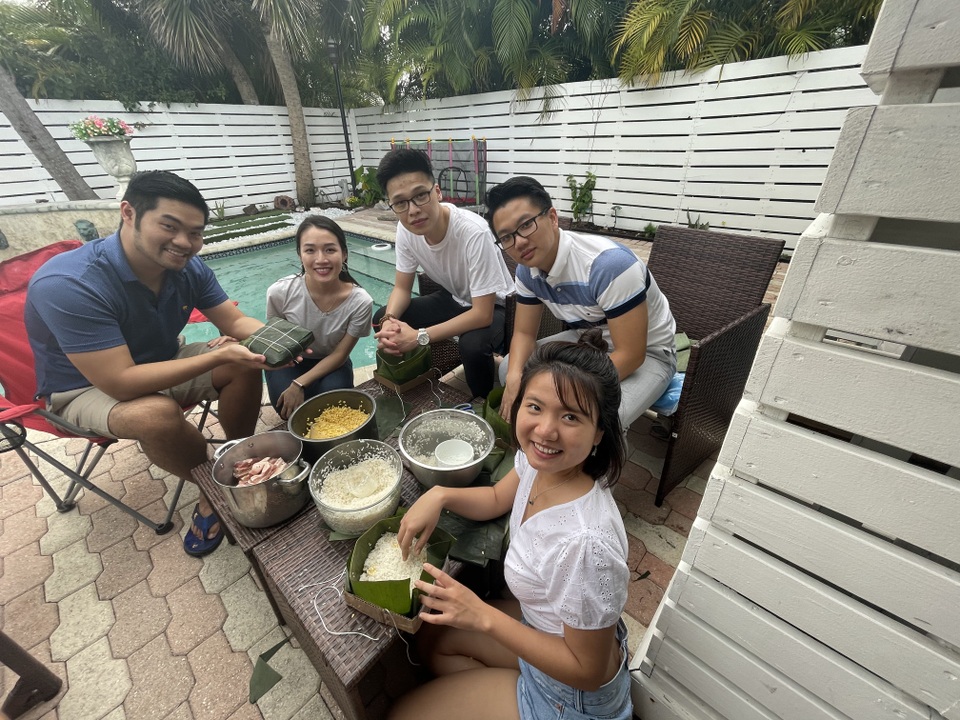 Người Việt ở Mỹ gói bánh chưng đón Tết giữa thời dịch Covid-19 - 3 Người Việt ở Mỹ gói bánh chưng đón Tết giữa thời dịch Covid-19 - 3