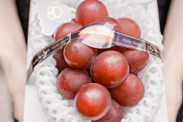 Phát sốt với nho "hoàng gia", giá ngang ngửa 2 chỉ vàng/chùm