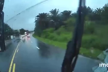 Xe khách gây họa vì phóng nhanh vượt ẩu khi trời mưa đường trơn