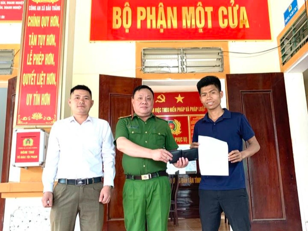 Thầy giáo vùng cao trả lại gần 14 triệu đồng cho người đánh rơi - 2 Thầy giáo vùng cao trả lại gần 14 triệu đồng cho người đánh rơi - 2