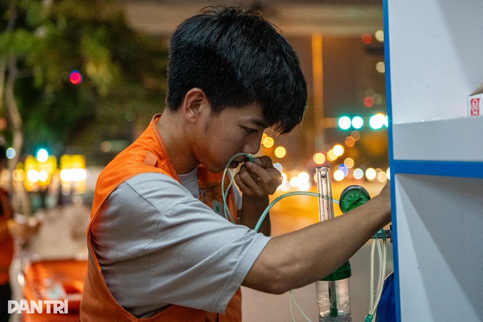 Cháy chung cư mini: Cay mắt tìm sự sống trên những chiếc cáng ám khói đen - 5