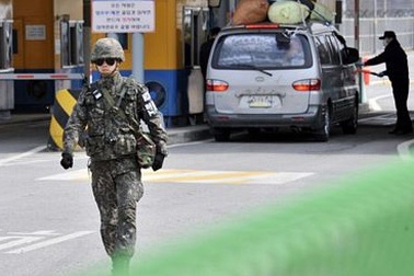 Xe cộ rồng rắn “cõng” hàng trở về từ Kaesong 