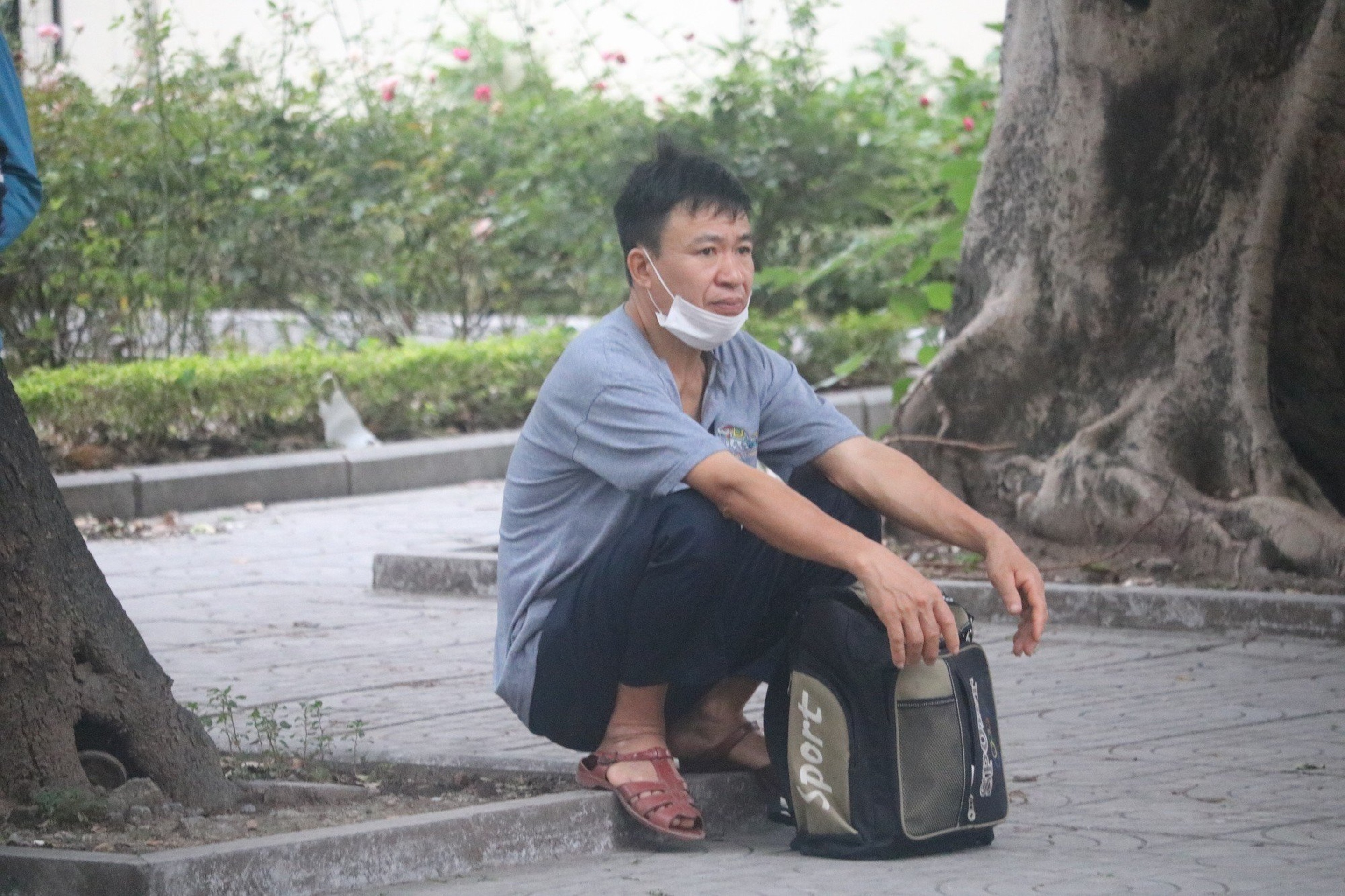 Thí sinh gặm bánh mì, lều chõng thi đánh giá năng lực Trường ĐH Sư Phạm - 10 Thí sinh gặm bánh mì, lều chõng thi đánh giá năng lực Trường ĐH Sư Phạm - 10