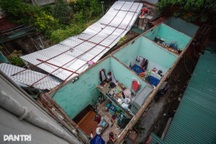 Nhà dân tốc mái, cây bật gốc đè nhiều xe sang trong cơn dông lớn ở Hà Nội