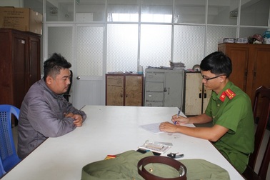 Trộm trang phục công an mặc để… ra oai