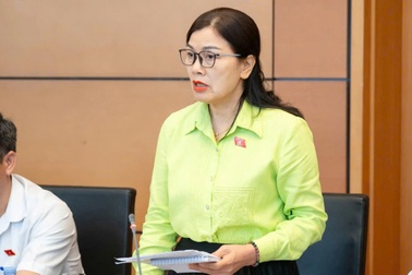 Thiếu tướng Nguyễn Thị Xuân nhận quyết định nghỉ hưu