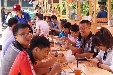 ​Sài Gòn: Buổi trưa, ăn gì ở phố ẩm thực Bách Tùng Diệp?