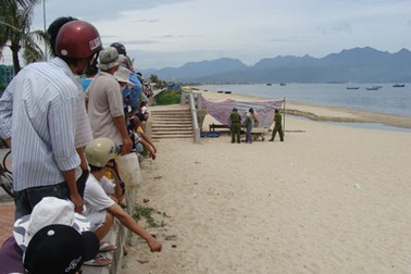 Giăng lưới bắt cá, vớt được xác người