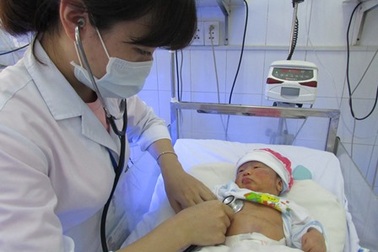 Cứu sống bé sơ sinh bị vỡ dạ dày rất hiếm gặp